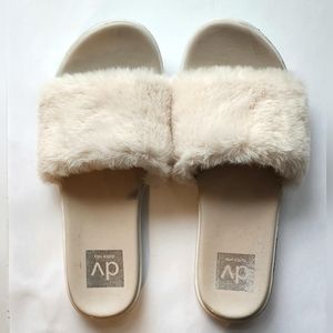 NEW Dolce Vita Gwynn cream Faux Fur Slides Sandal Slippers Size 6